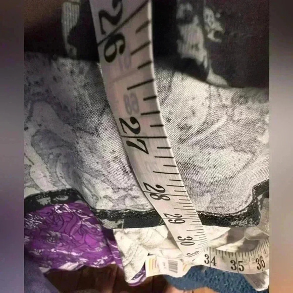 Lularoe medium black & grey floral and plaid long sleeve Lynnae top. NWT. Fun! - Picture 7 of 8